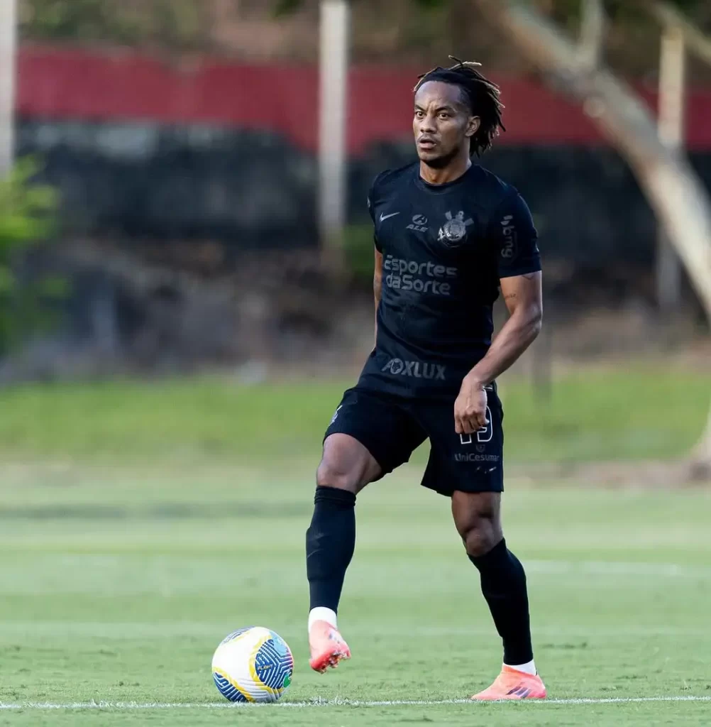 Corinthians está otimista para renovação com André Carillo