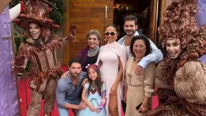 Sabrina Sato e Duda Nagle comemoram o aniversário da filha ao lado de Nicolas Prattes