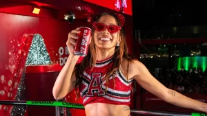 Anitta realiza procedimento cirúrgico para retirar veias saltadas da testa