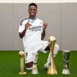 Vini Jr. posa para foto com troféus conquistados na Copa Intercontinental