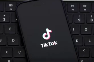 Imagem de celular com TikTok