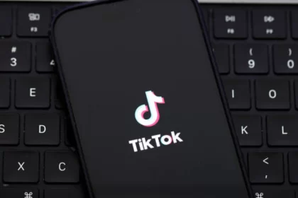 Imagem de celular com TikTok