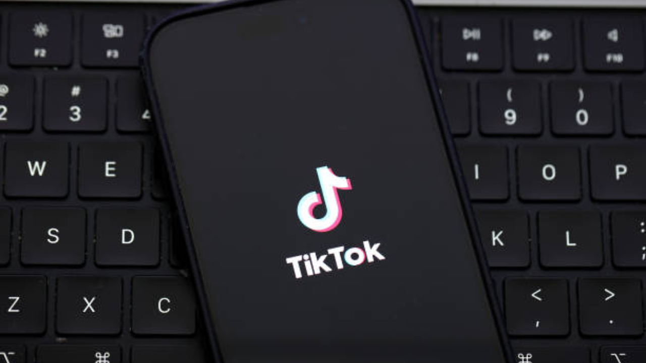 Imagem de celular com TikTok