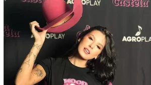 Ana Castela recusa cigarro eletrônico durante show: “Eu jogo fora”