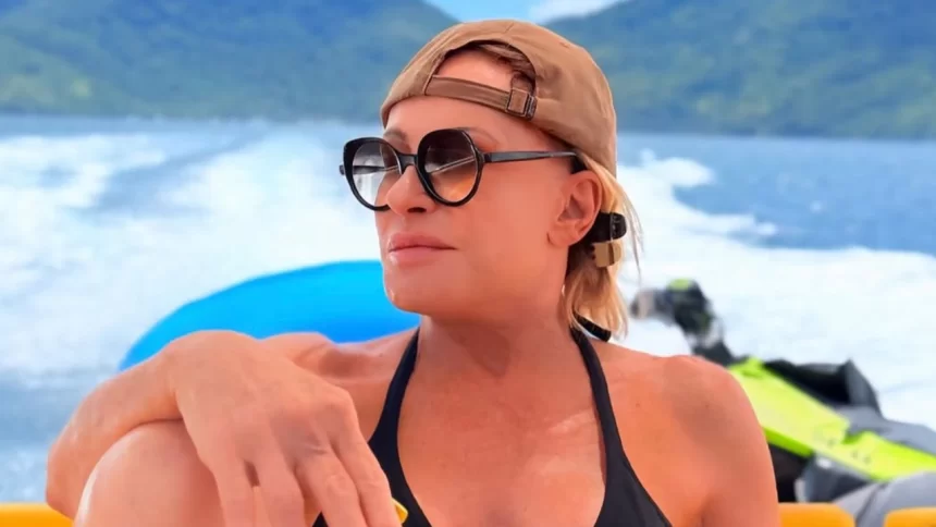 Ana Maria Braga curtindo fim de ano em praia