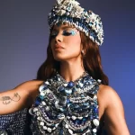 Anitta com traje de Carnaval para projeto