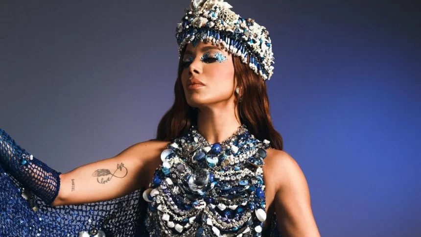 Anitta com traje de Carnaval para projeto