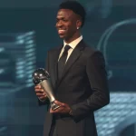 Vini Jr. com o troféu de melhor jogador do mundo no Fifa The Best