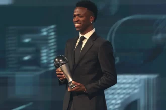 Vini Jr. com o troféu de melhor jogador do mundo no Fifa The Best