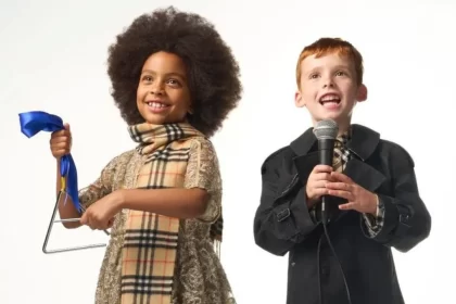 Campanha da grife Burberry para nova coleçã infantil feita com tecidos de coleções antigas