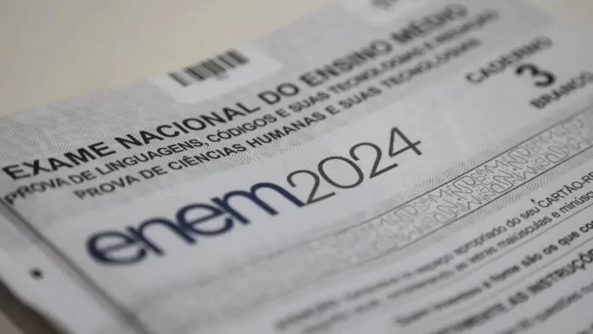 Caderno branco da prova do ENEM 2024 em destaque, sobre a mesa