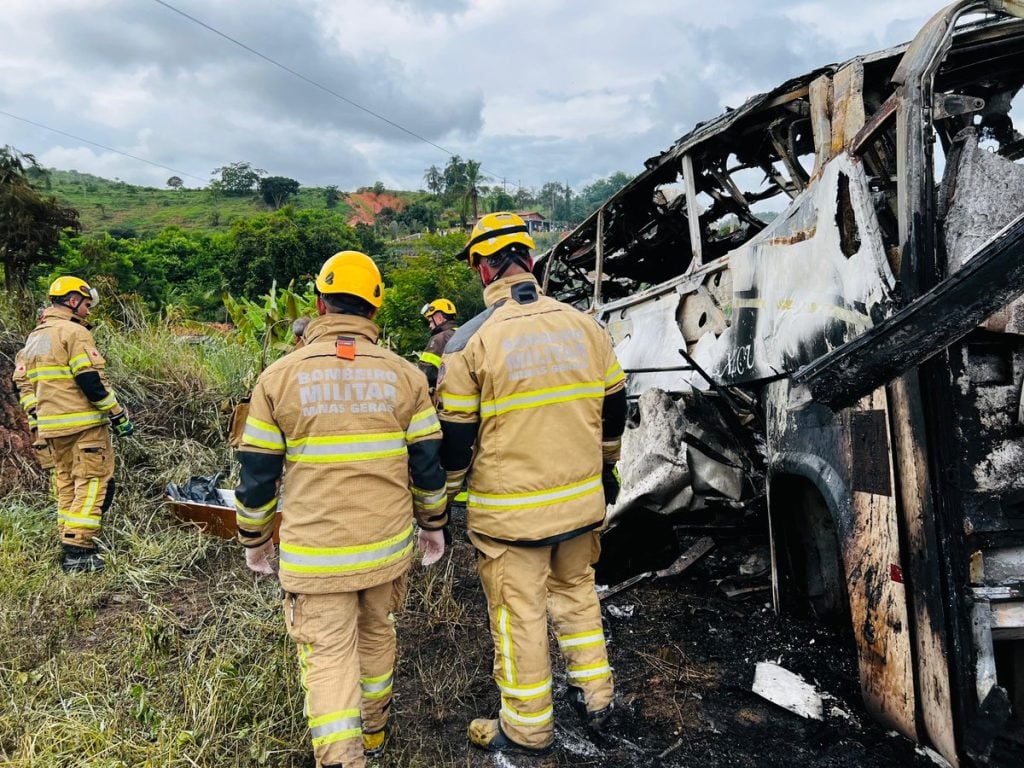 Bombeiros realizando resgates na BR-116