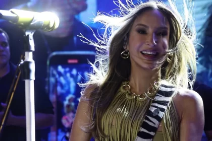 Claudia Leitte altera letra de música em show