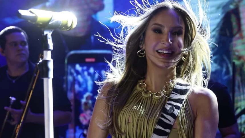 Claudia Leitte altera letra de música em show