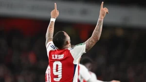 Especulado no Brasil, Gabriel Jesus marca três gols pelo Arsenal em grande atuação