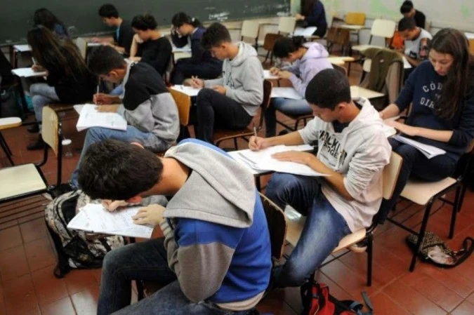 Grupo de alunos realizando simulado em preparação para o ENEM 2024 em escola de Brasília