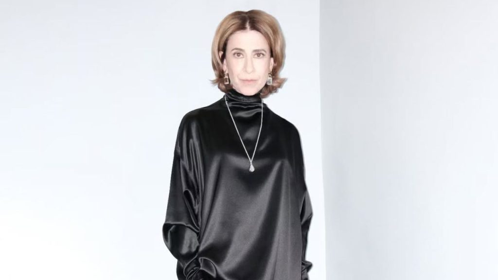 Fernanda Torres impressiona com look da grife Phoebe Philo durante sessão de “Ainda Estou Aqui”