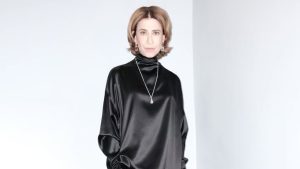 Fernanda Torres impressiona com look da grife Phoebe Philo durante sessão de “Ainda Estou Aqui”