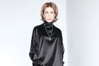 Fernanda Torres impressiona com look da grife Phoebe Philo durante sessão de "Ainda Estou Aqui”