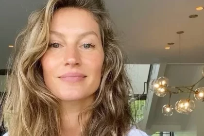 Gisele Bündchen é fotografada exibindo barrigão em praia na Costa Rica