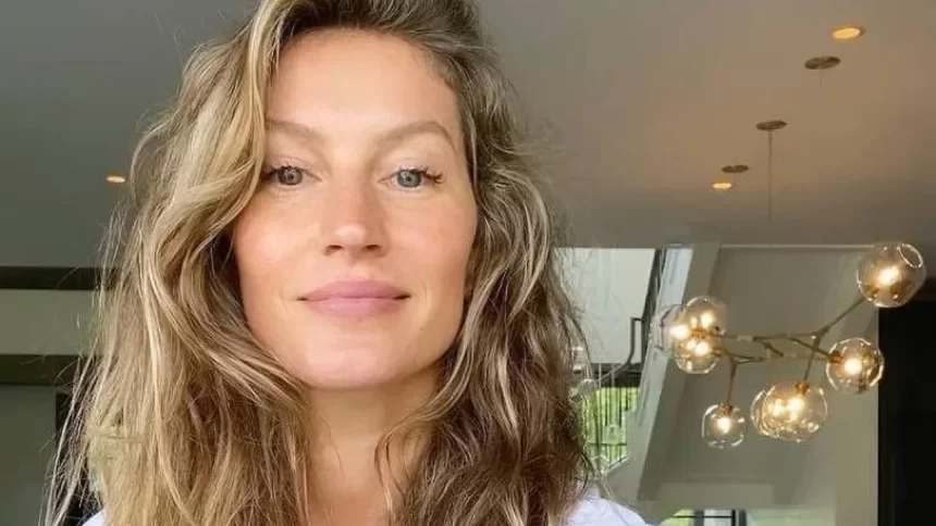 Gisele Bündchen é fotografada exibindo barrigão em praia na Costa Rica