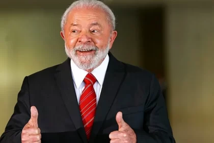 Novo boletim médico diz que Lula está “lúcido, conversando e passou a noite bem”.