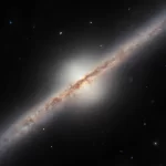 Hubble registra galáxia espiral rara em foto de tirar o fôlego