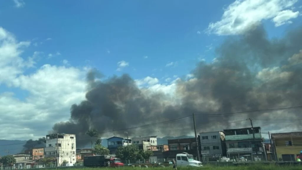 Incêndio atinge centenas de casas em comunidade de Cubatão, em São Paulo