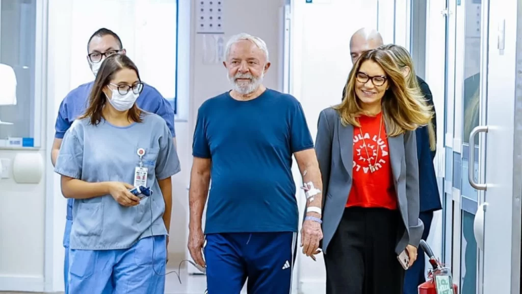 Lula caminha em Hospital e declara estar “firme e forte” após cirurgia na cabeça