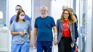 Lula caminha em Hospital e declara estar “firme e forte” após cirurgia na cabeça