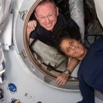 Barry Butch Wilmore e Suni Williams, que estão na Estação Espacial Internacional terão que aguardar ainda mais para retornar à Terra