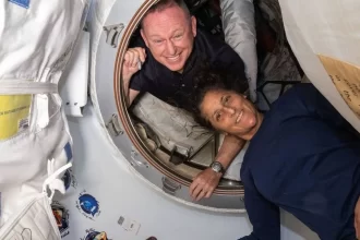 Barry Butch Wilmore e Suni Williams, que estão na Estação Espacial Internacional terão que aguardar ainda mais para retornar à Terra