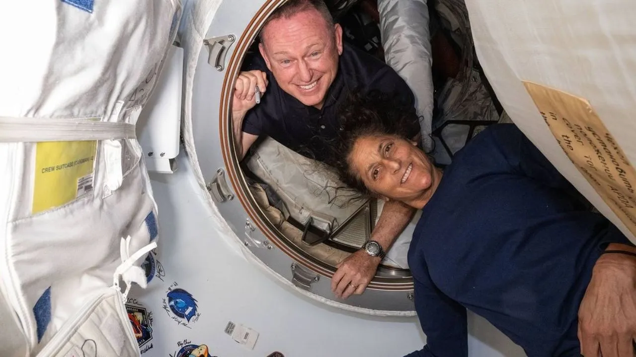 Barry Butch Wilmore e Suni Williams, que estão na Estação Espacial Internacional terão que aguardar ainda mais para retornar à Terra