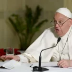 Papa Francisco reaparece com aparelhos auditivos