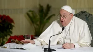 Papa Francisco surge em evento público com acessório auditivo