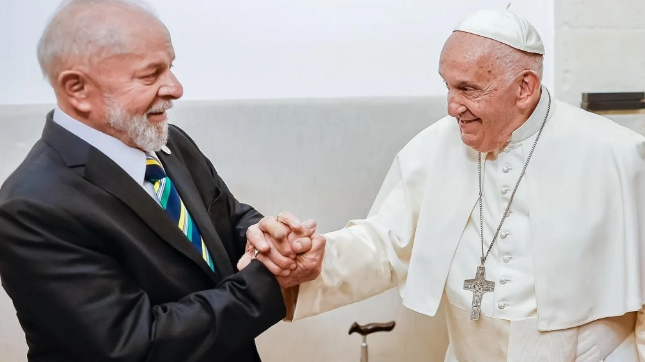 Presidente Lula parabeniza Papa Francisco pelos 88 anos: “exemplo de vida”