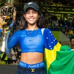 Rayssa Leal posa com a bandeira do Brasil e o troféu de tricampeã da SLS, disputado no Ginásio do Ibirapuera, em São Paulo