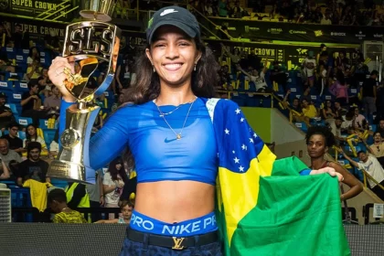 Rayssa Leal posa com a bandeira do Brasil e o troféu de tricampeã da SLS, disputado no Ginásio do Ibirapuera, em São Paulo