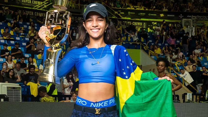 Rayssa Leal posa com a bandeira do Brasil e o troféu de tricampeã da SLS, disputado no Ginásio do Ibirapuera, em São Paulo