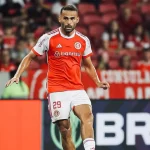 O volante Thiago Maia em campo pelo Internacional, no estádio Beira-Rio, durante partida válida pelo Campeonato Brasileiro 2024