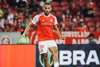 O volante Thiago Maia em campo pelo Internacional, no estádio Beira-Rio, durante partida válida pelo Campeonato Brasileiro 2024