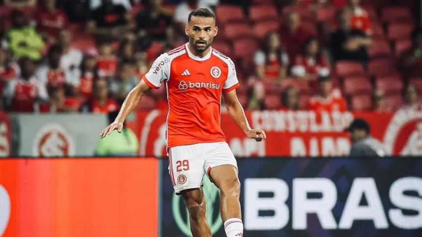 O volante Thiago Maia em campo pelo Internacional, no estádio Beira-Rio, durante partida válida pelo Campeonato Brasileiro 2024