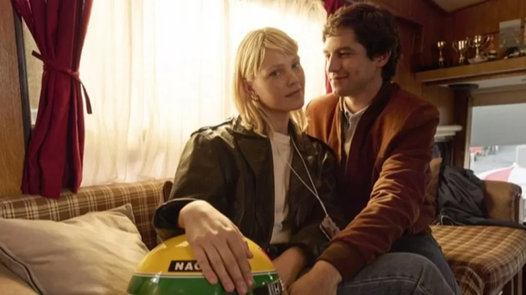 Couro e ombreiras evocam a estética dos anos 1990 na nova série “Senna”