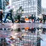 Poça nas ruas do centro da cidade de São Paulo, Brasil