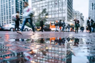 Poça nas ruas do centro da cidade de São Paulo, Brasil