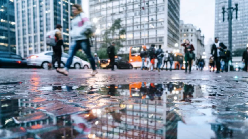 Poça nas ruas do centro da cidade de São Paulo, Brasil