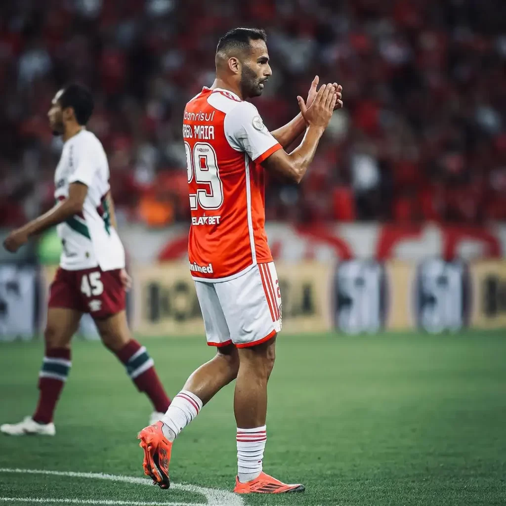 Thiago Maia em campo pelo Internacional durante partida válida pelo Campeonato Brasileiro