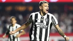 Santos mira na contratação de Tiquinho Soares, do Botafogo