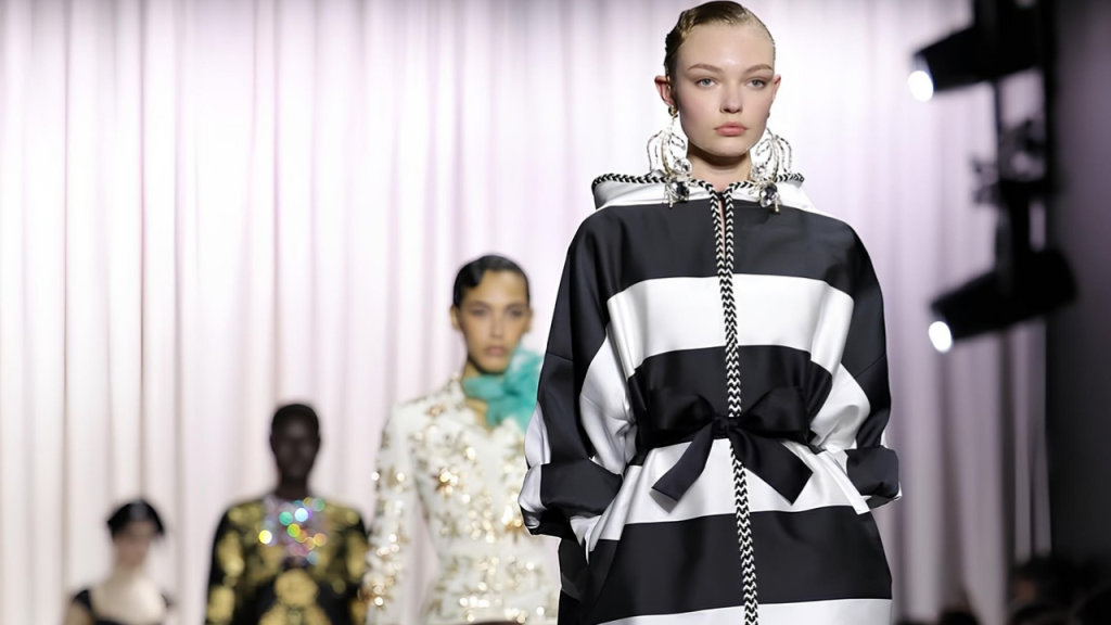 Giambattista Valli apresenta romantismo e modernidade na Alta-Costura 2025