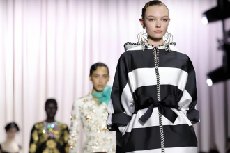 Elegância moderna: Giambattista Valli une sofisticação e conforto na Alta-Costura 2025